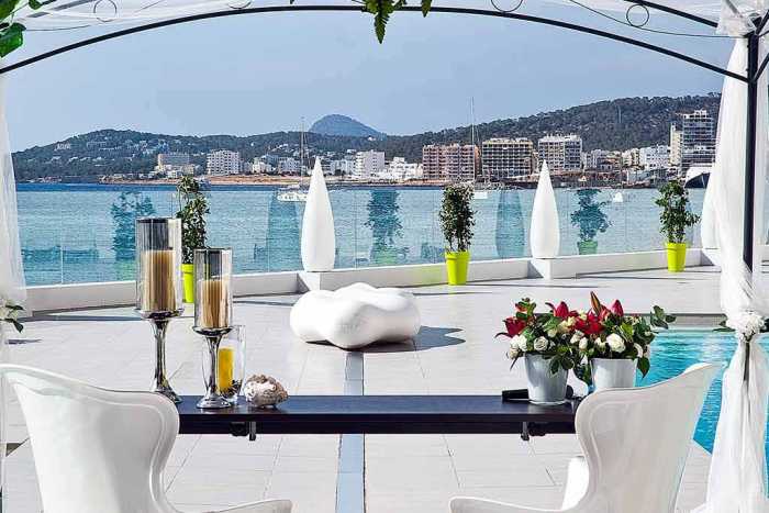 Sundown Ibiza Suites & Spa, en la bahía de Sant Antoni.